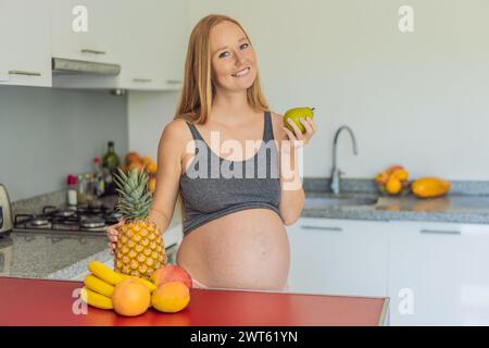 Abbracciando una scelta salutare, una donna incinta si prepara a godersi un momento nutriente, preparandosi a mangiare frutta fresca e nutrirsi durante lei Foto Stock