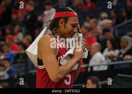 Minneapolis, Minnesota, Stati Uniti. 15 marzo 2024. L'attaccante degli Indiana Hoosiers MALIK RENEAU (5) emotivo durante una partita tra Nebraska e Indiana durante il Torneo di pallacanestro maschile TIAA Big10 2024 al Target Center di Minneapolis il 15 marzo 2024. Il Nebraska ha vinto 93-66. (Immagine di credito: © Steven Garcia/ZUMA Press Wire) SOLO PER USO EDITORIALE! Non per USO commerciale! Foto Stock