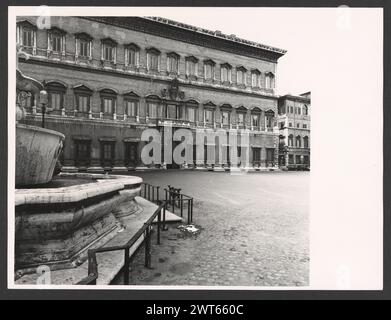 Lazio Roma Palazzo Farnese. Hutzel, Max 1960-1990 Vista esterna della facciata e fianco del palazzo del XVI secolo (1514) di Antonio da Sangallo il giovane, proseguita da Michelangelo, completato da della porta. Viste dettagliate delle finestre e del portale. Note generali: Alcune viste sono tratte dalla sequenza di via di Monserrato e sono state assegnate nuove cifre. Il fotografo e studioso tedesco Max Hutzel (1911-1988) fotografò in Italia dai primi anni '1960 fino alla sua morte. Il risultato di questo progetto, citato da Hutzel come foto Arte minore, è un'accurata documentazione dello sviluppo storico dell'arte Foto Stock