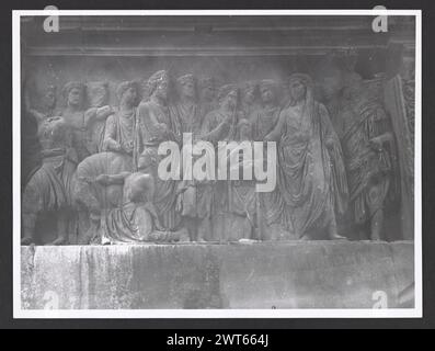 Campania Benevento Benevento Arco di Traiano. Hutzel, Max 1960-1990 Antichità: Arco trionfale romano fotografo e studioso tedesco Max Hutzel (1911-1988) fotografato in Italia dai primi anni '1960 fino alla sua morte. Il risultato di questo progetto, citato da Hutzel come foto Arte minore, è un'accurata documentazione dello sviluppo storico dell'arte in Italia fino al XVIII secolo, che comprende oggetti degli Etruschi e dei Romani, nonché monumenti altomedievali, romanici, gotici, rinascimentali e barocchi. Le immagini sono organizzate per regione geografica in Italia, quindi per provincia, città, sito compl Foto Stock