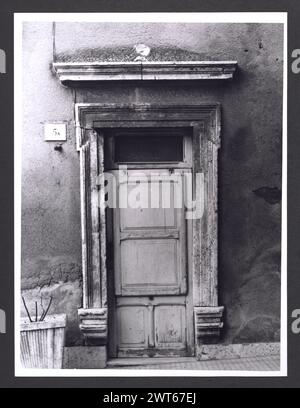 Lazio Rieti Magliano Sabina Museo Civico. Hutzel, Max 1960-1990 Vista esterna di strade e portali che conducono al Palazzo comunale e Palazzo Gori in via Sabina 19. Entrambe le strutture ospitano le collezioni del Museo Civico. Stampe di una scultura in ceramica di Maria Regina del cielo con putti e donatori che Hutzel erroneamente attribuì ad Andrea della Robbia, un affresco danneggiato di Cristo di Lorenzo da Viterbo, e stemmi (XIV secolo). Antichità: Le stampe della collezione archeologica includono sculture architettoniche, un teschio di alabastro e lapidi romane. I negativi includono Foto Stock