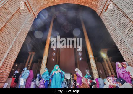 Srinagar, India. 15 marzo 2024. Le donne musulmane del Kashmir pregano il venerdì all'interno della Jamia Masjid o della grande Moschea il primo venerdì del Ramadan. I musulmani di tutto il mondo stanno segnando il mese sacro del Ramadan, quando i fedeli digiunano dall'alba al tramonto. (Foto di Mubashir Hassan/Pacific Press) credito: Pacific Press Media Production Corp./Alamy Live News Foto Stock