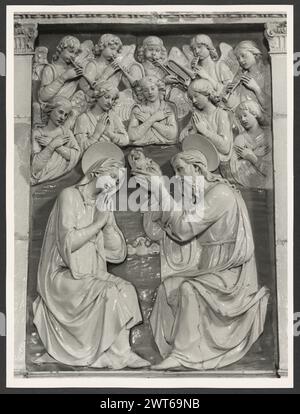 Toscana Grosseto Santa Fiora SS. Fiora e Lucilla, parrocchiale 7. Hutzel, Max 1960-1990 vedute esterne mostrano una semplice facciata in pietra con un portale rinascimentale e una rosetta romanica. La maggior parte delle vedute si concentra sulla decorazione interna di Andrea e Giovanni della Robbia: Il dossale nel primo altare a destra raffigura la penitente San Girolamo, l'Incoronazione della Vergine, e la stigmatizzazione di San Francesco; il pulpito raffigura l'ultima cena, la Resurrezione e l'Ascensione. Altre terracotte della Robbia mostrano l'assunzione della Vergine tra gli angeli e il Battesimo di Cristo. Copertura I. Foto Stock