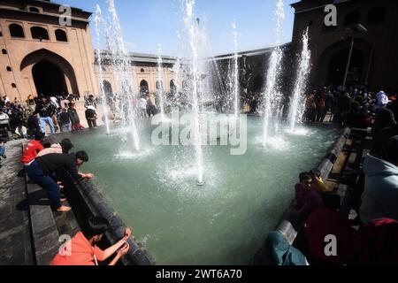 Srinagar, Jammu e Kashmir, India. 15 marzo 2024. Le persone si esibiscono in abluzione il primo venerdì del Ramadan nella grande Moschea della città vecchia di Srinagar, Kashmir, India, il 15 marzo 2024. (Credit Image: © Mubashir Hassan/Pacific Press via ZUMA Press Wire) SOLO PER USO EDITORIALE! Non per USO commerciale! Crediti: ZUMA Press, Inc./Alamy Live News Foto Stock