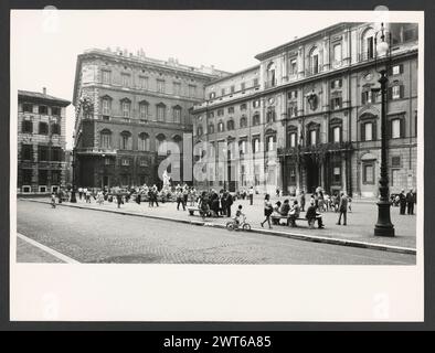 Lazio Roma Roma Piazza Navona0. Hutzel, Max 1960-1990 vedute generali della piazza (antico circo di Dominiziano), con dettagli su Fontana del Moro, Fontana dei fiumi e Fontana del Nettuno. Il fotografo e studioso tedesco Max Hutzel (1911-1988) fotografò in Italia dai primi anni '1960 fino alla sua morte. Il risultato di questo progetto, citato da Hutzel come foto Arte minore, è un'accurata documentazione dello sviluppo storico dell'arte in Italia fino al XVIII secolo, che comprende oggetti degli Etruschi e dei Romani, oltre al monum altomedievale, romanico, gotico, rinascimentale e barocco Foto Stock