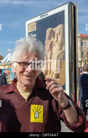 Cannes, Francia. 13 marzo 2024. Jean-Baptiste Eyraud presidente dell'associazione Droit au Logement (DAL) visto durante una manifestazione di fronte al Palais des Festival, dove si tiene il MIPIM a Cannes. La Fiera MIPIM di Cannes è la più grande fiera internazionale annuale dedicata al settore immobiliare e agli investimenti in progetti architettonici innovativi ed ecologici. Credito: SOPA Images Limited/Alamy Live News Foto Stock