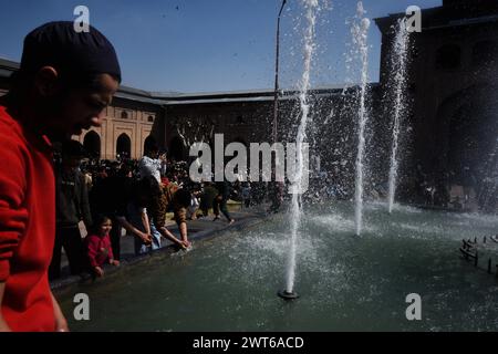 Srinagar, Jammu e Kashmir, India. 15 marzo 2024. Le persone si esibiscono in abluzione il primo venerdì del Ramadan nella grande Moschea della città vecchia di Srinagar, Kashmir, India, il 15 marzo 2024. (Credit Image: © Mubashir Hassan/Pacific Press via ZUMA Press Wire) SOLO PER USO EDITORIALE! Non per USO commerciale! Crediti: ZUMA Press, Inc./Alamy Live News Foto Stock