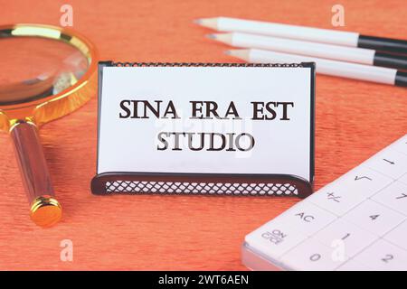 Sina era il più grande studio, significa che senza rabbia e dipendenza c'è una lente d'ingrandimento, una calcolatrice e matite su un biglietto da visita bianco accanto ad esso Foto Stock