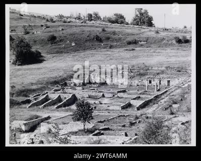 Abruzzo Alba Fucens vedute generali. Hutzel, Max 1960-1990 colonia romana di veterani repubblicani, piano castrum, foro del i secolo a.C., anfiteatro, vari edifici civili e religiosi, frammenti architettonici, fontana comunitaria; fotografo e studioso tedesco Max Hutzel (1911-1988) fotografato in Italia dai primi anni '1960 fino alla sua morte. Il risultato di questo progetto, citato da Hutzel come foto Arte minore, è un'accurata documentazione dello sviluppo storico dell'arte in Italia fino al XVIII secolo, che comprende oggetti degli Etruschi e dei Romani, oltre che dell'altomedievale, romanico, gotico Foto Stock