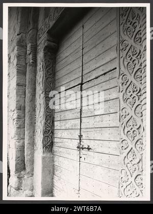 Umbria Perugia Pieve di confine Cascina Romanica. Hutzel, max 1960-1990 stampe mostrano il vecchio edificio (chiesa?) con motivi animali e vegetazione sul portale. Altre foto esterne mostrano un'estremità absidale arrotondata con nicchie. Note oggetto: Nessuna nota Hutzel. Il fotografo e studioso tedesco Max Hutzel (1911-1988) fotografò in Italia dai primi anni '1960 fino alla sua morte. Il risultato di questo progetto, citato da Hutzel come foto Arte minore, è un'accurata documentazione dello sviluppo storico dell'arte in Italia fino al XVIII secolo, che comprende oggetti degli Etruschi e dei Romani, oltre che del mediev Foto Stock