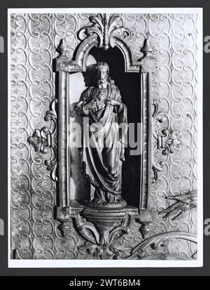 Abruzzo Teramo Teramo S. Agostino1. Hutzel, Max 1960-1990 Vista della facciata barocca costruita nel XIX secolo. Le vedute generali dell'interno includono: Un organo, una cupola, un pulpito, due altari laterali in pietra, confessionali e dipinti murali. La copertura incarna l'altare maggiore (XVI secolo) che è in argento e raffigura una scena dell'ultima cena. Nell'Oratorio si trovano affreschi dei quattro evangelisti nei pennacchi a cupola, un affresco sul soffitto e dipinti murali. Il fotografo e studioso tedesco Max Hutzel (1911-1988) fotografò in Italia dai primi anni '1960 fino alla sua morte. Il risultato di questo progetto Foto Stock