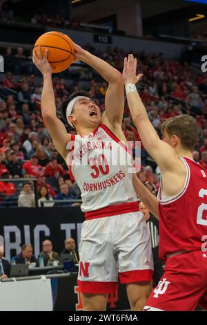 Minneapolis, Minnesota, Stati Uniti. 15 marzo 2024. La guardia dei Nebraska Cornhuskers KEISEI TOMINAGA (30) spara per 2 durante una partita tra Nebraska e Indiana durante il Torneo di pallacanestro maschile TIAA Big10 2024 al Target Center di Minneapolis. Il Nebraska ha vinto 93-66. (Immagine di credito: © Steven Garcia/ZUMA Press Wire) SOLO PER USO EDITORIALE! Non per USO commerciale! Foto Stock