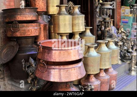 Stalla con prodotti artigianali in rame e ottone in stampi tradizionali, Kathmandu Valley. Kathmandu, Nepal Foto Stock