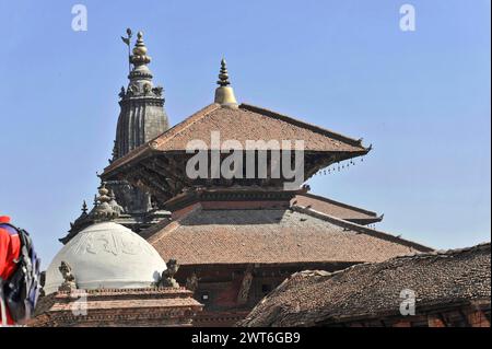 Tempio tradizionale in Nepal sotto un cielo blu, la valle di Kathmandu. Kathmandu, Nepal Foto Stock