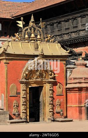 Ingresso tradizionale dorato di un tempio in Nepal, la valle di Kathmandu. Kathmandu, Nepal Foto Stock