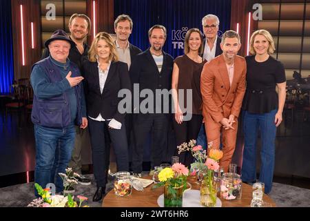 Axel Prahl, Oliver Fleischer, Wencke Myhre, Jörg Hartmann, Jan Josef Liefers, Christina Stürmer, Sky du Mont, Micky Beisenherz e Susan Link bei der Aufzeichnung der WDR-Talkshow Kölner Treff im WDR Studio BS 3. Köln, 15.03.2024 *** Axel Prahl, Oliver Fleischer, Wencke Myhre, Jörg Hartmann, Jan Josef Liefers, Christina Stürmer, Sky du Mont, Micky Beisenherz e Susan Link alla registrazione del talk show WDR Kölner Treff al WDR Studio BS 3 Colonia, 15 03 2024 foto:XW.xRanderathx/xFuturexImagex koelner treff1503 4302 Foto Stock