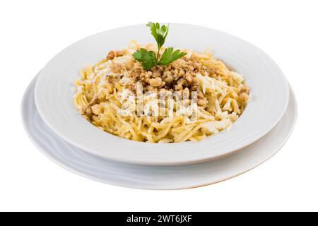 Tagliatelle turche / Eriste con formaggio, noci su sfondo bianco Foto Stock