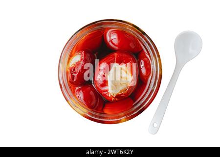 Peperoni di ciliegia ripieni con ricotta ripiena in vaso di vetro su sfondo bianco Foto Stock
