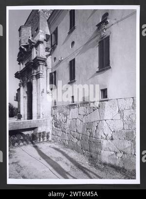 Umbria Terni Amelia porta Romana. Hutzel, Max 1960-1990 Post-medievale: Porta Romana, porta della città risalente al 1703 Antichità: Parete poligonale ai lati della porta Romana, V-IV secolo a.C. Note sull'oggetto: Campagna fotografica Hutzel data: 9 ottobre 1985. Note generali: I numeri assegnati a questo monumento fanno parte della sequenza numerica per le note della campagna su S. Francesco o SS. Filippo e Giacomo. Il fotografo e studioso tedesco Max Hutzel (1911-1988) fotografò in Italia dai primi anni '1960 fino alla sua morte. Il risultato di questo progetto, citato da Hutzel come foto Arte minore, è approfondito Foto Stock