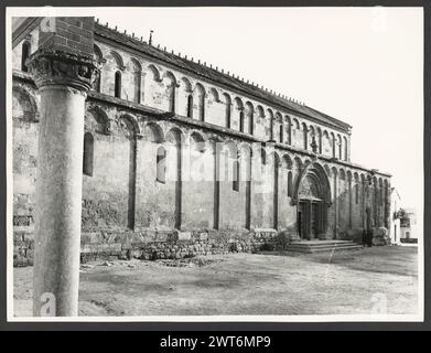 Sardegna Sassari Porto Torres S. Gavino4. Hutzel, Max 1960-1990 Medieval: Architettura romanica (XI secolo in poi) e scultura architettonica. Il più grande e forse il migliore esempio di romanico pisano/sardo sull'isola (con alcuni elementi romanici lombardi). Il fotografo e studioso tedesco Max Hutzel (1911-1988) fotografò in Italia dai primi anni '1960 fino alla sua morte. Il risultato di questo progetto, citato da Hutzel come foto Arte minore, è un'accurata documentazione dello sviluppo storico dell'arte in Italia fino al XVIII secolo, comprendente oggetti degli Etruschi e della R Foto Stock