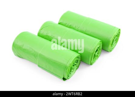 Rotoli di sacchetti per rifiuti di colore verde chiaro isolati su bianco Foto Stock