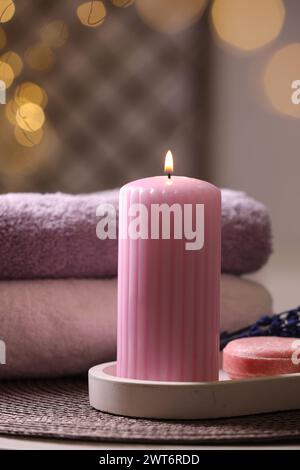 Composizione del centro benessere. Candele, asciugamani e sapone bruciati sul tavolo Foto Stock