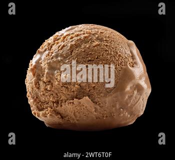 paletta per gelato al cioccolato isolata su sfondo nero Foto Stock