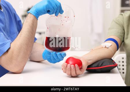 Paziente sottoposto a trasfusione di sangue in ospedale, primo piano Foto Stock