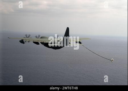 Un KC-130J Super Hercules del corpo dei Marines assegnato al Marine Aerial Refueler Transport Squadron, si prepara a condurre il rifornimento aria-aria dell'elicottero Foto Stock