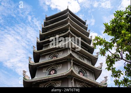 La statua del buddha nella Pagoda di Linh Ung, da Nang, Vietnam. Arco nella Pagoda di Linh Ung, Foto Stock