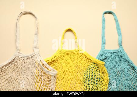 Sacchetti con cordoncino su sfondo beige, vista dall'alto Foto Stock