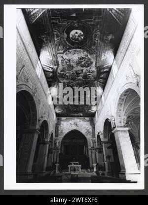 Abruzzo Teramo Campli S. Maria in platea0. Hutzel, Max 1960-1990 vedute esterne dell'architettura medievale e barocca della chiesa; le viste panoramiche includono il soffitto barocco e gli altari laterali, e il ciclo di affreschi tardo medioevali nella cripta. Il fotografo e studioso tedesco Max Hutzel (1911-1988) fotografò in Italia dai primi anni '1960 fino alla sua morte. Il risultato di questo progetto, citato da Hutzel come foto Arte minore, è un'accurata documentazione dello sviluppo storico dell'arte in Italia fino al XVIII secolo, che comprende oggetti di Etruschi e Romani, oltre che di inizio secolo Foto Stock