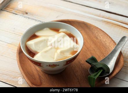 Tahwa o Kembang Tahu o Kembang Tahu, dessert tradizionale indonesiano con influenza cinese Foto Stock