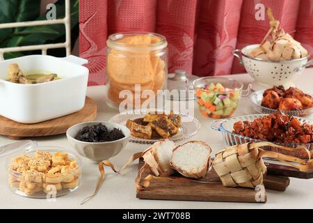 Set Ketupat Lebaran, menu pacchetto completo servito durante il Lebaran Eid. Cibo indonesiano Foto Stock