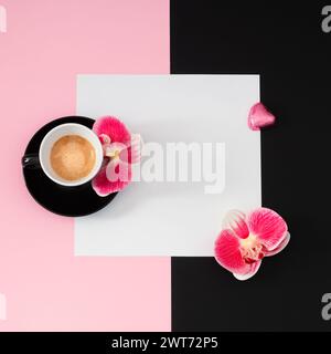 Layout creativo e alla moda realizzato con tazza di caffè, fiori di orchidea, cuore di cioccolato avvolto in lamina rosa e spazio per la copia delle note di carta. Foto Stock