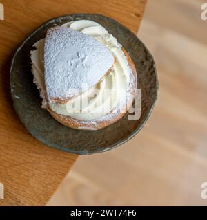 Tipica semla svedese con panna dolce sul tavolo. Foto Stock
