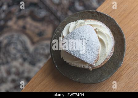 Tipica semla svedese con panna dolce sul tavolo. Foto Stock
