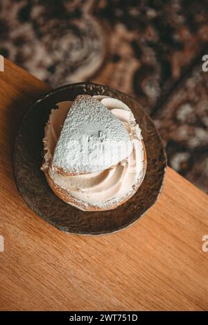Tipica semla svedese con panna dolce sul tavolo. Foto Stock