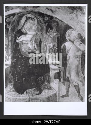 Marce Macerata San Ginesio Oratorio di S. Biagio. Hutzel, max 1960-1990 foto della cripta della Collegiata. Gli affreschi mostrano la vita di S. Biagio e S. Biagio Vescovo. Ci sono anche una Madonna con bambino e angeli musicali. Note sull'oggetto: Le note della campagna fotografica Hutzel non sono state modificate. Il fotografo e studioso tedesco Max Hutzel (1911-1988) fotografò in Italia dai primi anni '1960 fino alla sua morte. Il risultato di questo progetto, citato da Hutzel come foto Arte minore, è un'accurata documentazione dello sviluppo storico dell'arte in Italia fino al XVIII secolo, che comprende oggetti degli Etruschi e t Foto Stock