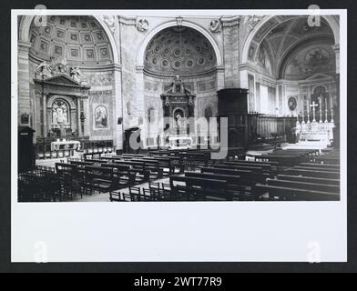 Lazio Viterbo Montefiascone S. Margherita, Duomo. Hutzel, Max 1960-1990 vedute esterne della chiesa a cupola: Facciata composta da un portale neoclassico (1840, di Paolo Gazola), balaustra e fiancheggianti campanili. Vedute interne della chiesa costruita su pianta ottaganale con cappelle radianti: Dietro l'altare maggiore si trova una statua in marmo del santo partron, St Margherita; affreschi settecenteschi in lunetta e soffitto dell'altare maggiore; Madonna col bambino e Santi in terracotta della Robbia; pale d'altare seicentesche e settecentesche; crocifissione lignea (XVI secolo); loft per organo rococò (XVIII secolo); affreschi di Pom Foto Stock