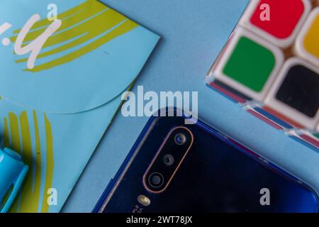 3 agosto 2020, foto di uno smartphone con scatola di cartone e scheda cellulare, Indonesia Foto Stock