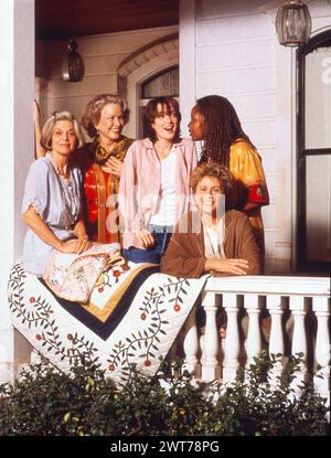 ANNE BANCROFT ELLEN BURSTYN WINONA RYDER ALFRE WOODARD e KATE NELLIGAN in HOW TO MAKE AN AMERICAN QUILT 1995 regista JOCELYN MOOREHOUSE romanzo Whitney otto sceneggiatura Jane Anderson musica Thomas Newman costume design Ruth Myers Amblin Entertainment / Universal Pictures Foto Stock