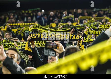 DORTMUND - tifosi del Borussia Dortmund con foulard durante il turno di UEFA Champions League 16 contro il Borussia Dortmund e il PSV Eindhoven al Signal Iduna Park il 13 marzo 2024 a Dortmund, Germania. ANP | Hollandse Hoogte | Bart Stoutjesdijk Foto Stock