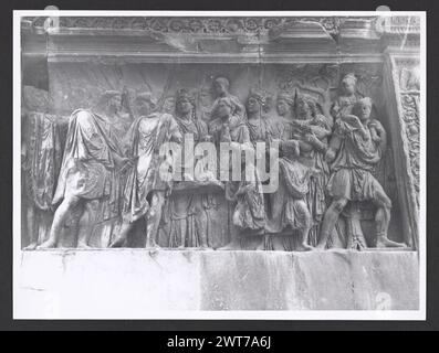 Campania Benevento Benevento Arco di Traiano. Hutzel, Max 1960-1990 Antichità: Arco trionfale romano fotografo e studioso tedesco Max Hutzel (1911-1988) fotografato in Italia dai primi anni '1960 fino alla sua morte. Il risultato di questo progetto, citato da Hutzel come foto Arte minore, è un'accurata documentazione dello sviluppo storico dell'arte in Italia fino al XVIII secolo, che comprende oggetti degli Etruschi e dei Romani, nonché monumenti altomedievali, romanici, gotici, rinascimentali e barocchi. Le immagini sono organizzate per regione geografica in Italia, quindi per provincia, città, sito compl Foto Stock