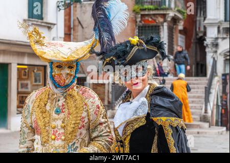 Personaggi nascosti dietro le loro maschere per il carnevale di Venezia, in Veneto, Italia Foto Stock