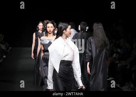 Tokyo, Giappone. 16 marzo 2024. Le modelle che indossano il marchio di moda Adama Paris (Francia) camminano lungo la passerella durante la Rakuten Fashion Week TOKYO 2024 Autumn/Winter Collection presso la Shibuya Hikarie Hall B. la settimana della moda va dall'11 al 16 marzo. (Credit Image: © Rodrigo Reyes Marin/ZUMA Press Wire) SOLO PER USO EDITORIALE! Non per USO commerciale! Foto Stock