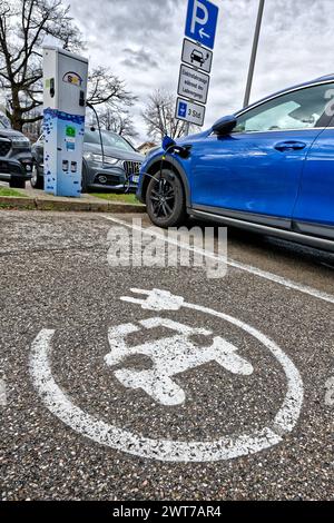 Elektromobilität. DAS Elektro-Auto e Ladestation. Traunstein Bayern Deutschland *** elettromobilità l'auto elettrica della stazione di ricarica Traunstein Baviera Germania Copyright: XRolfxPossx Foto Stock