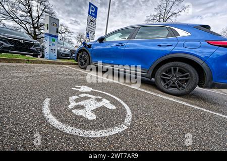 Elektromobilität. DAS Elektro-Auto e Ladestation. Traunstein Bayern Deutschland *** elettromobilità l'auto elettrica della stazione di ricarica Traunstein Baviera Germania Copyright: XRolfxPossx Foto Stock