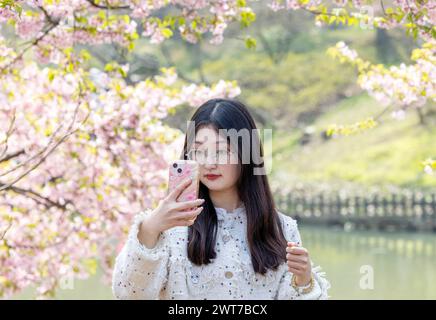WUXI, CINA - 16 MARZO 2024 - i turisti apprezzano la fioritura dei ciliegi nella zona panoramica di Tai Lake Yuantouzhu a Wuxi, nella provincia di Jiangsu nella Cina orientale, Foto Stock
