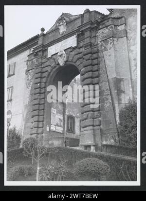 Lazio Viterbo Montefiascone vedute generali. Hutzel, Max 1960-1990 Vista di un cartello della locanda in Piazza Roma che recita 'Est! Est!! Est!!!,' (vedi TCI, Lazio pp. 335-336 per il significato). Vista su un portale, restaurato nel 1744, che conduce alla parte più antica di Montefiascone. Il fotografo e studioso tedesco Max Hutzel (1911-1988) fotografò in Italia dai primi anni '1960 fino alla sua morte. Il risultato di questo progetto, citato da Hutzel come foto Arte minore, è un'accurata documentazione dello sviluppo storico dell'arte in Italia fino al XVIII secolo, che comprende oggetti degli Etruschi e dei Romani Foto Stock